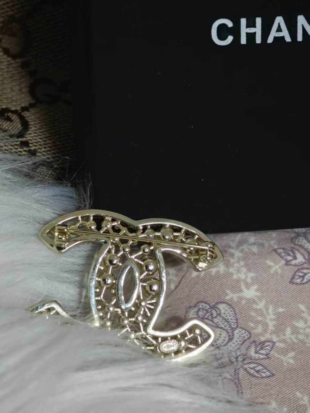 ℒAuthentic CHANEL CC Logo Pearl Brooch, Gold Tone, Openwork Design - Picture 3 of 4